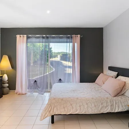 A La Campagne Apartment *