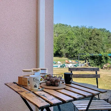 A La Campagne Apartment *